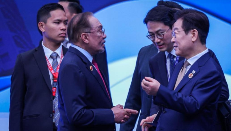 Anwar calls for dialogue and cooperation amid US-China rivalry at East Asia Summit