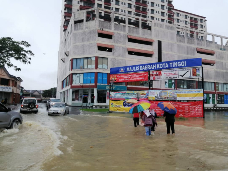 Flood evacuees rise in Johor, Pahang