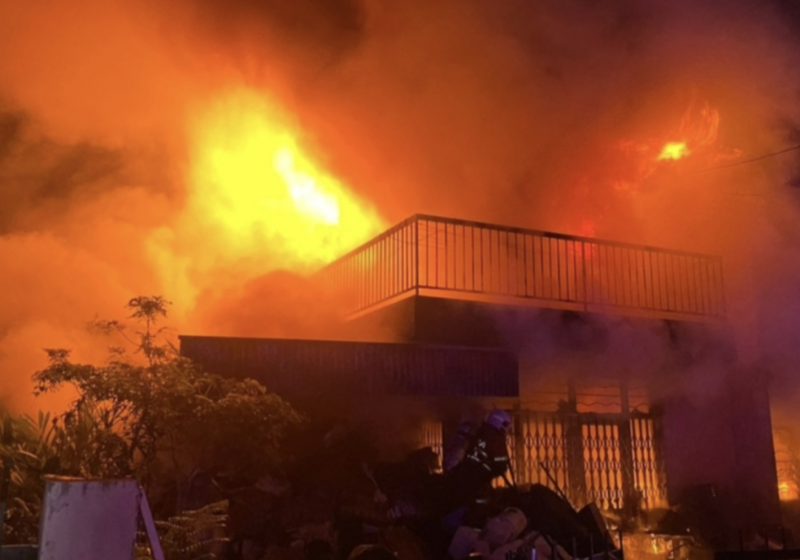 Kuching firemen brave flames to rescue elderly man
