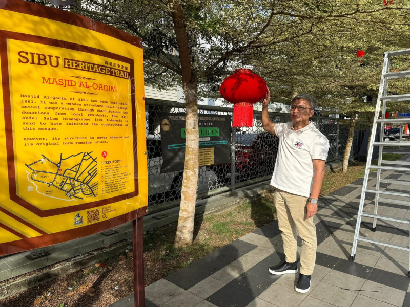 Sarawak’s iconic mosque  decorates compound with lanterns in conjunction with CNY