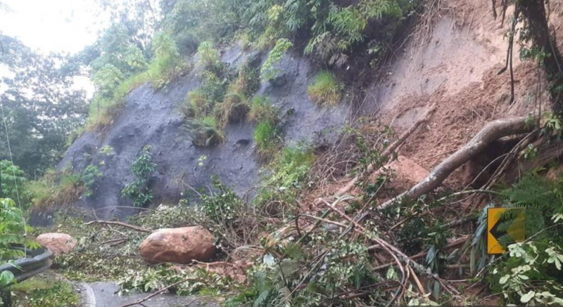 13 vehicles trapped by landslides in Fraser’s Hill