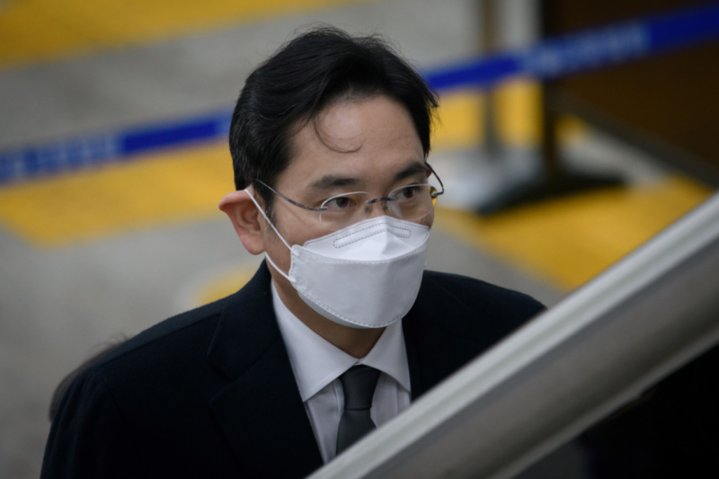 Jailed Samsung chief released on parole