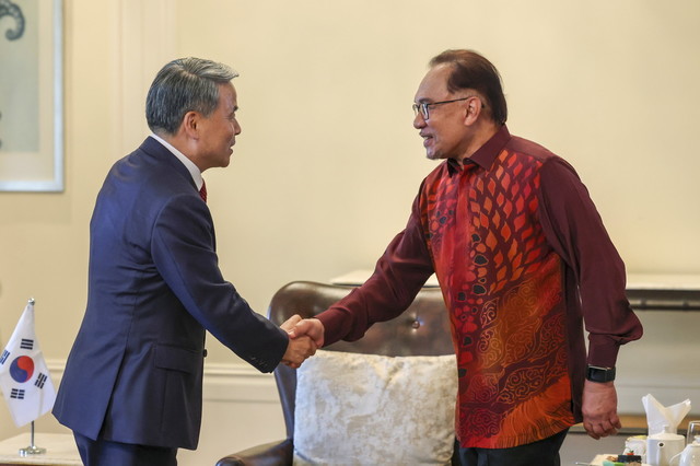Anwar receives courtesy call from S. Korean defence minister