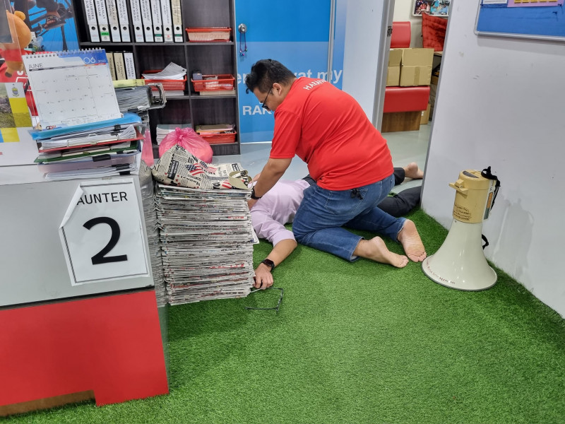 [UPDATED] Campaigning halted as Penang PKR man faints in operations room