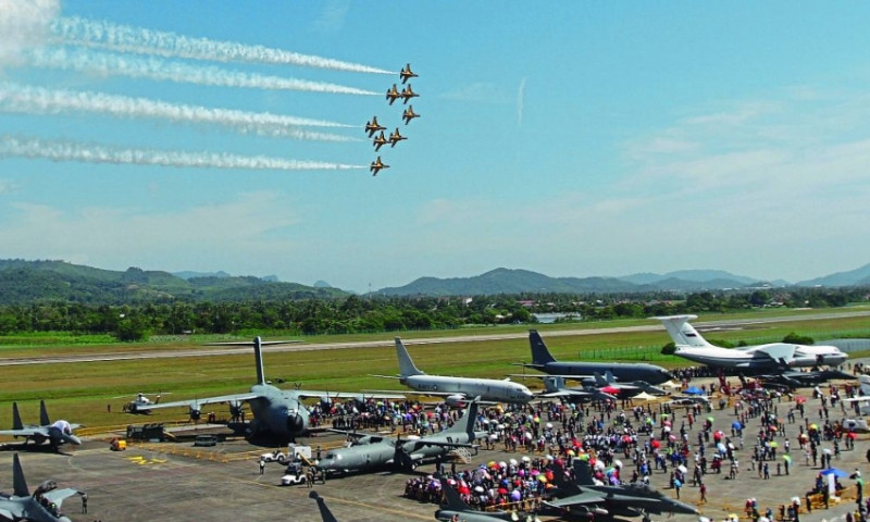 LIMA’25 opens with thunderous aerial display by RMAF
