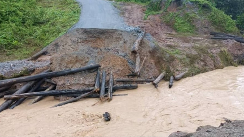 GE15: floods wash away key bridge in Sarawak’s remote Limbang