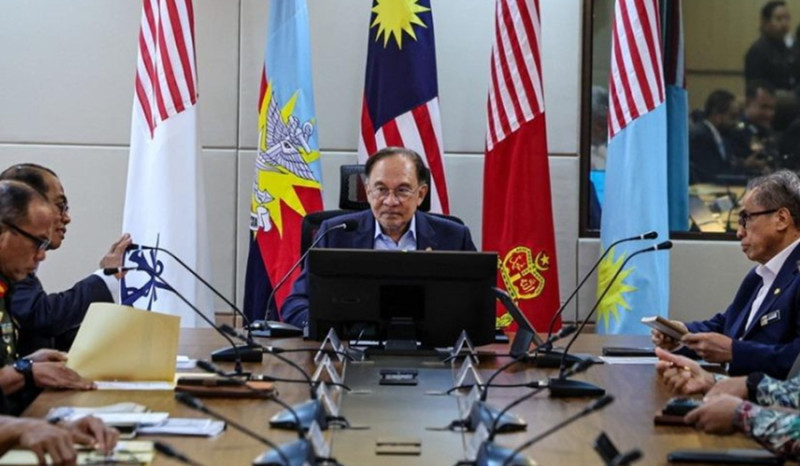 PM Anwar meets armed forces leadership at Wisma Perwira