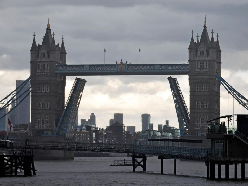 London’s Tower Bridge reopens to traffic after being stuck