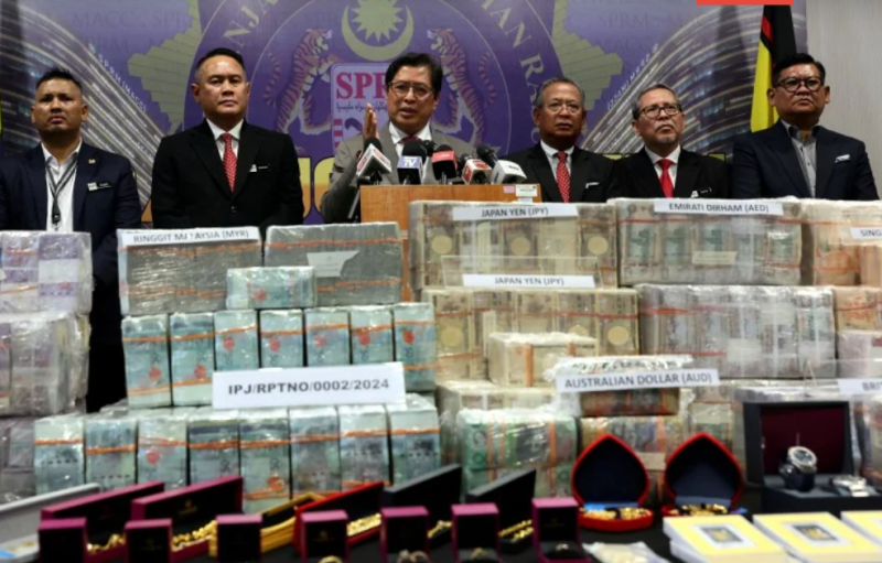 MACC displays cash, gold bars linked to Ismail Sabri's probe