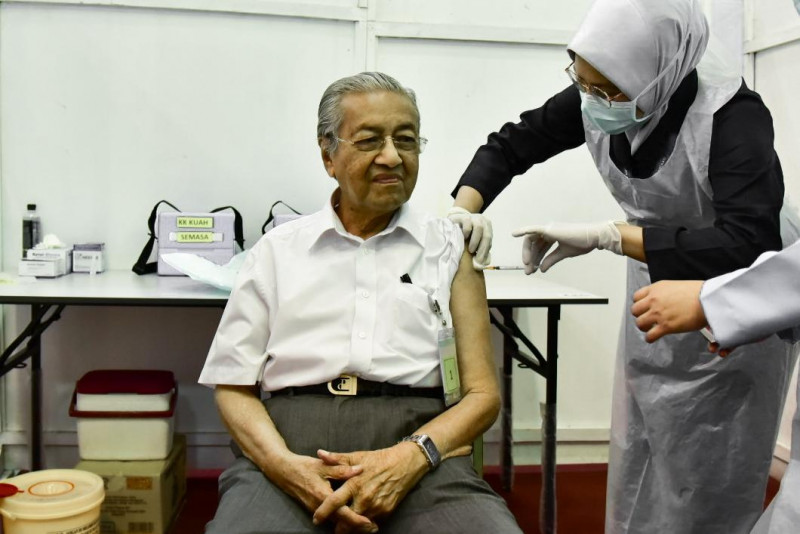 Dr Mahathir becomes oldest M’sian to receive Covid-19 jab
