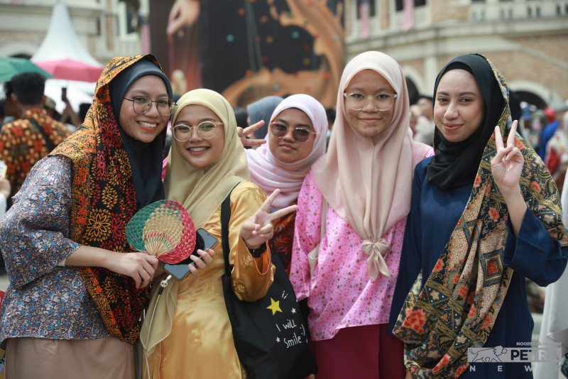 [PHOTOS] Get your sarong on: cities awash with colours on Malaysia Day