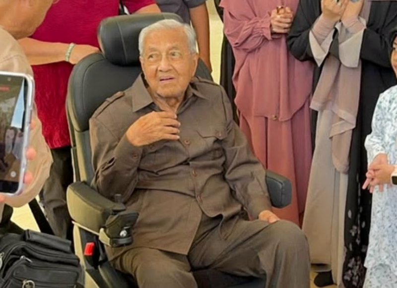 Dr Mahathir leaves late wife’s tahlil ceremony after feeling unwell