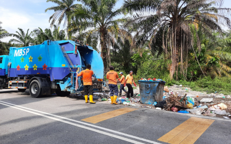 ‘Seberang Prai trash pile-up inevitable if council workers not jabbed ASAP’