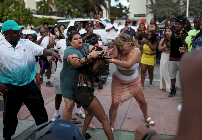 Overwhelmed Miami Beach extends spring break curfew