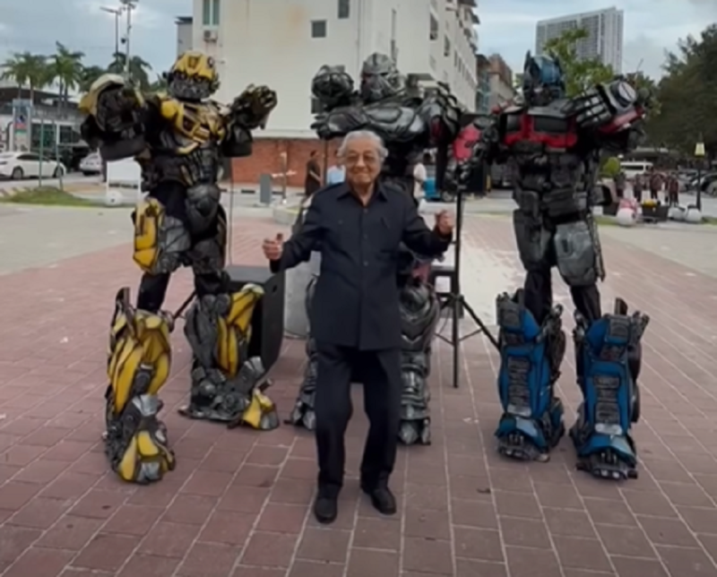 Tun M takes time off for a quick jig with the Transformers