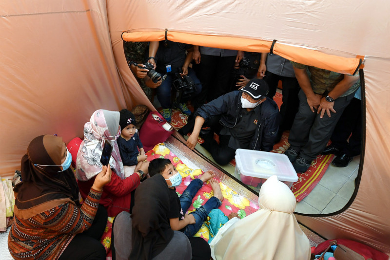 PM visits T’ganu flood evacuees