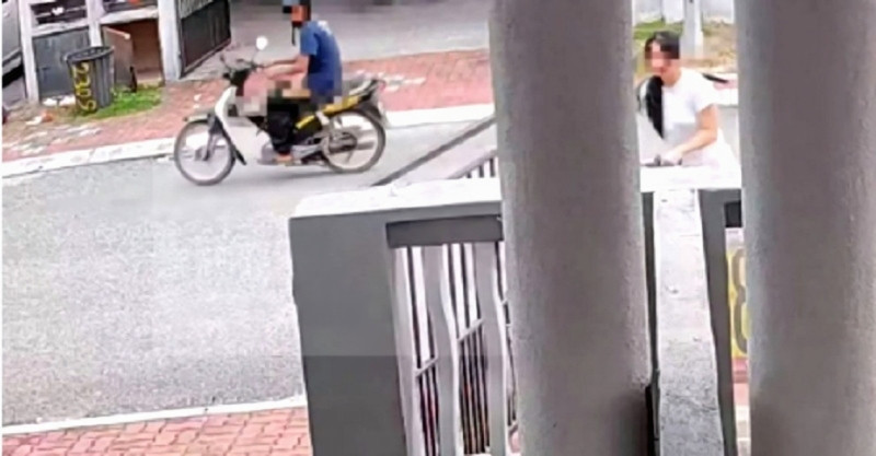 Man on motorcycle, with pants down to his knees causes a stir in Kampar