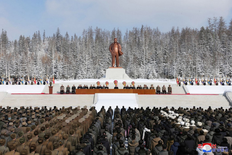 N. Korea marks ex-leader’s birthday with snowy celebration