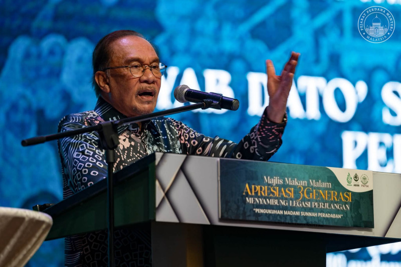 Anwar: Respect for King’s decision does not bar legal advice on Najib