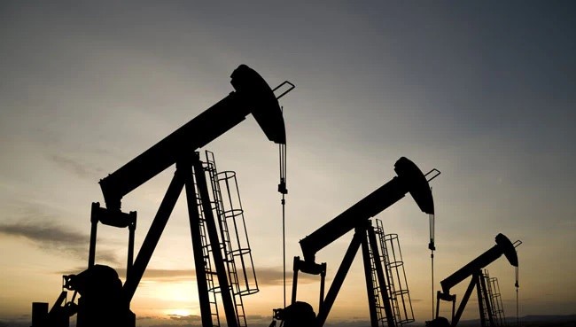 Oil prices rise as banking fears ease
