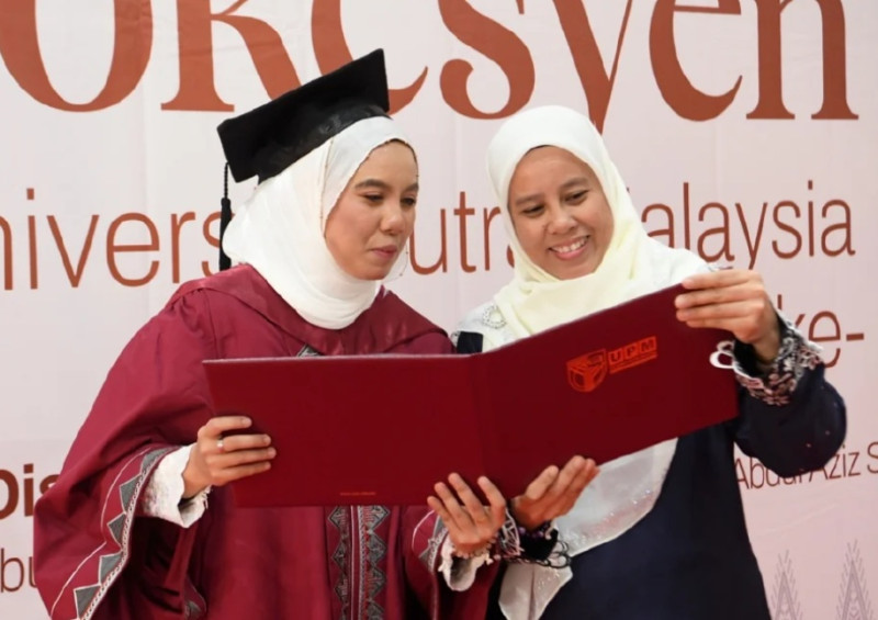 UPM student graduates after selling burgers on campus to help fund herself since her first year