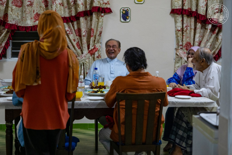 Anwar revisits childhood home in Cherok Tok Kun