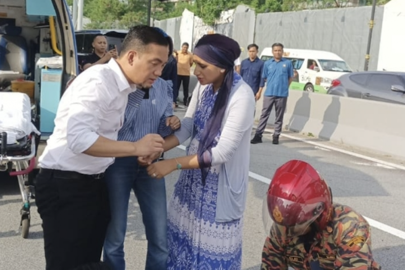 Johor MB lends hand to crash victim in Danga Bay