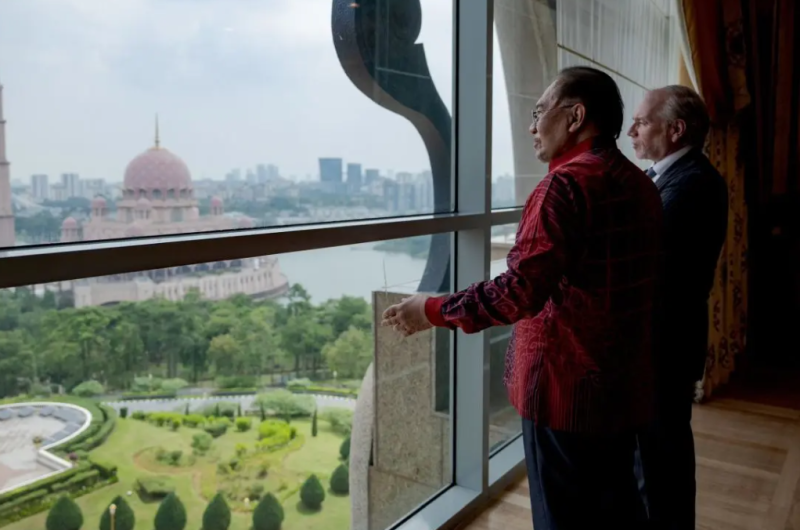 Anwar receives courtesy visit from tech giant Oracle, discusses AI and digital innovation