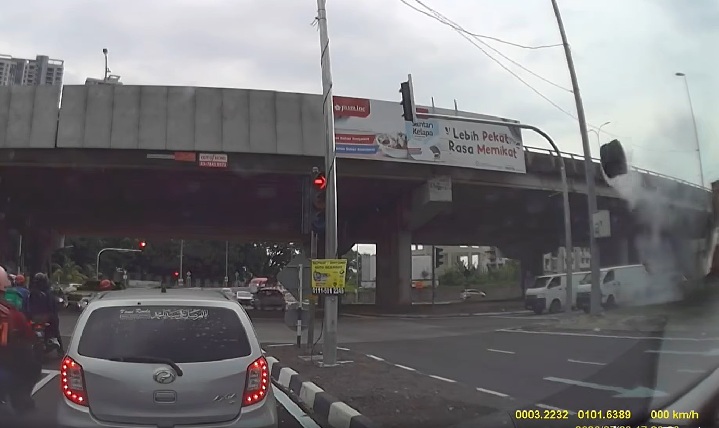 ‘Flying’ lorry tyre smashes front of Axia waiting at traffic light (video)