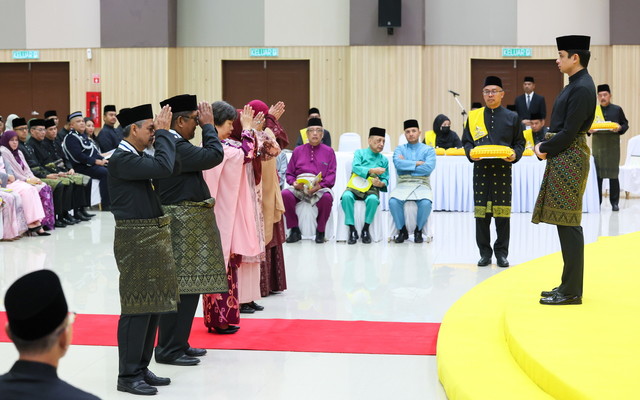 Pahang regent presents state awards, medals to 166 recipients