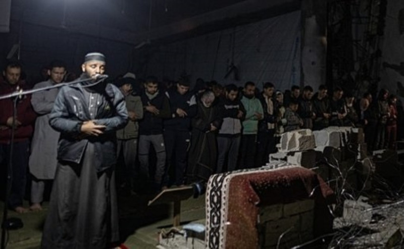 Palestinians perform Tarawih prayers at mosque ruins in Gaza