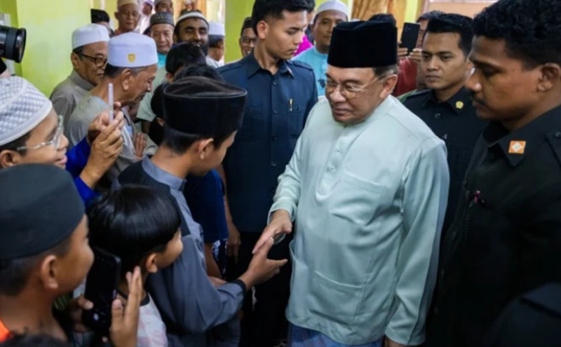 PM term limit: 'It starts with me' - Anwar