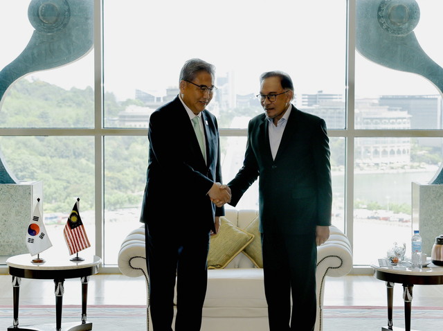 Anwar receives courtesy call from S. Korean foreign minister