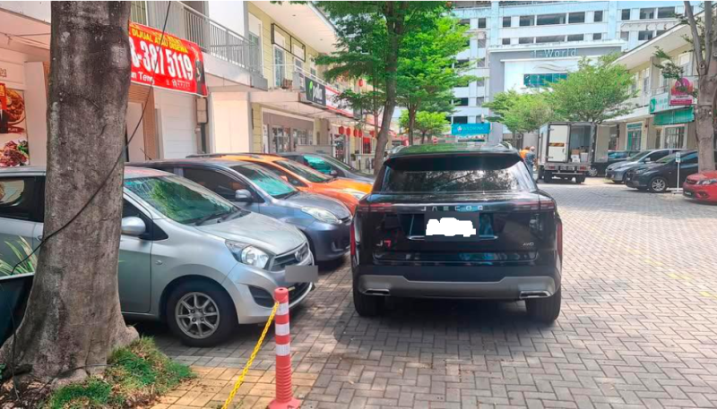 Not even a sorry from double-parker who blocked others for more than a hour