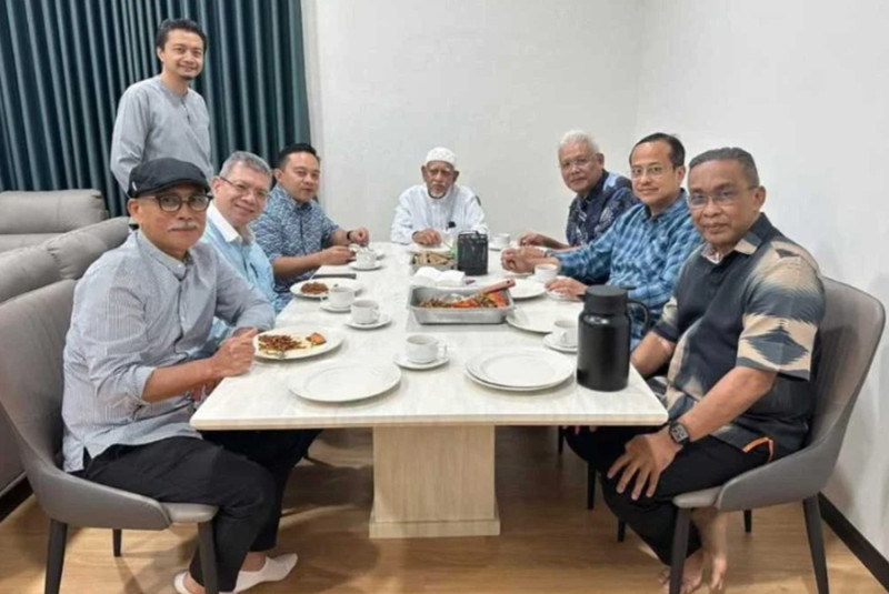 Hamzah seen having tea with several PAS, Bersatu leaders soon after sacking