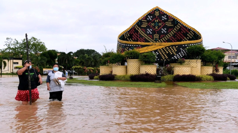 Floods worsen in Sabah as Johor recovers