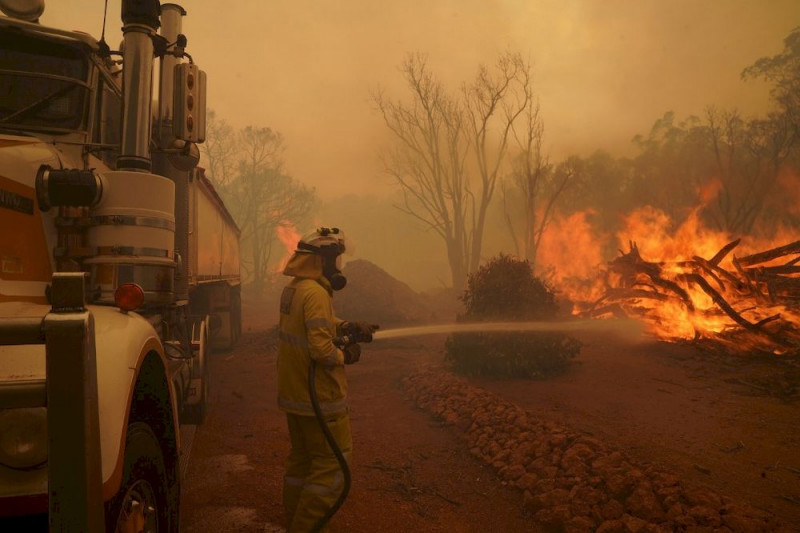 Aussie firefighters hold off bushfire near Perth