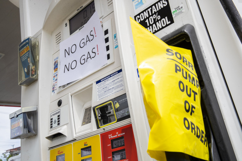 Panic buying shuts down US petrol stations as pipelines begin to reopen
