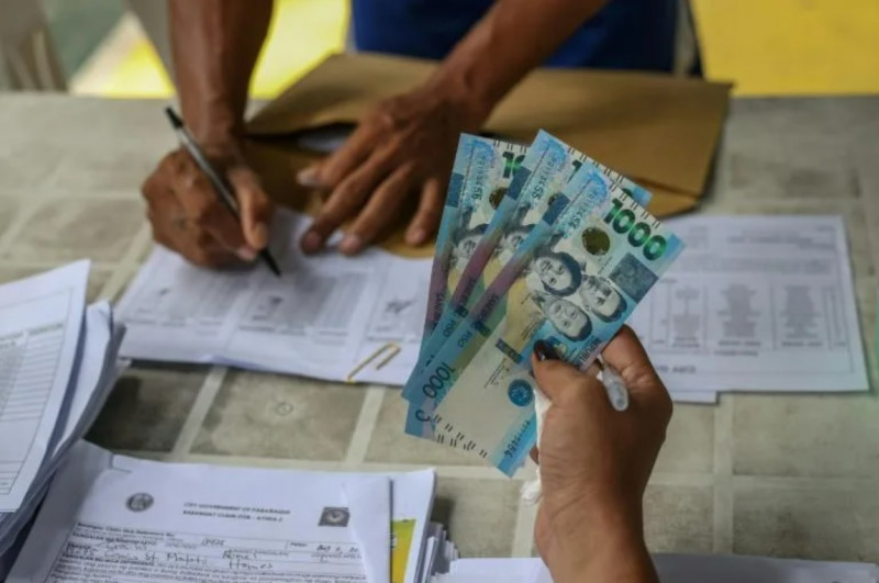 Cash handout a lifesaver for Philippines’ poor in lockdown