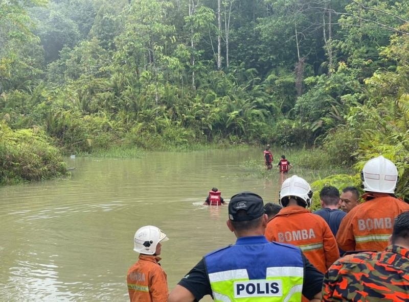 Pickup truck plunges into lake in remote S’wak ravine, three killed
