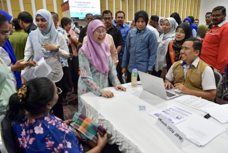 Sessions proactive move to reach needy, says Wan Azizah