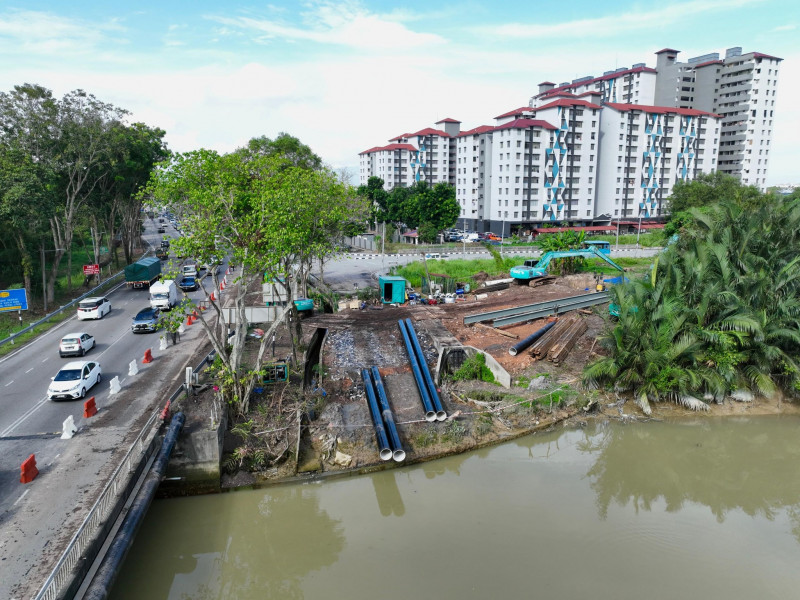 Bad weather hampers efforts by divers to repair riverbed pipeline