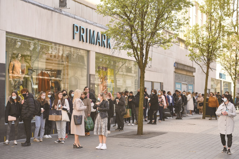 British retailers grapple with mixed consumer confidence as holiday spending shifts