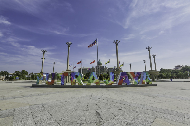 Cops warn MCO-hit S’gor folk, KL-ites not to go to Putrajaya to hang out