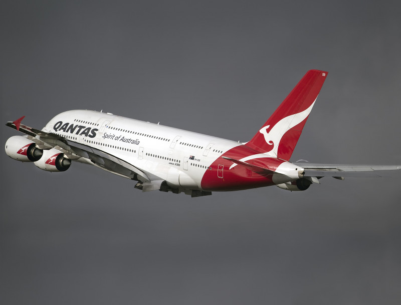 Qantas posts huge loss, says no international flights until Oct