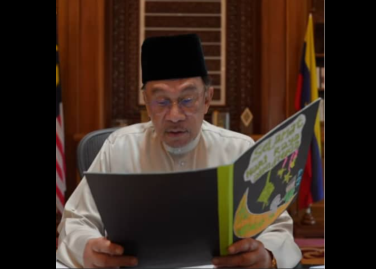 Anwar spends time reading creative Raya cards from teachers, students