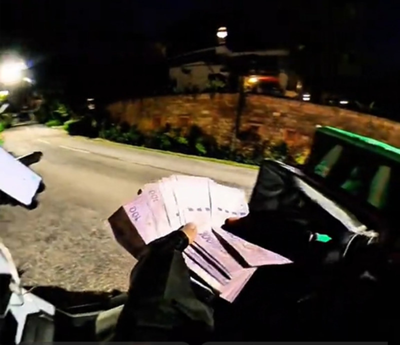 Delivery rider gets RM1,000 tip from foreign customer whose ‘too lazy to change his money’