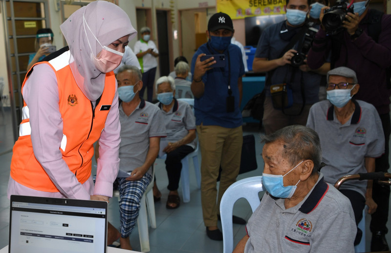 First Covid-19 shot given to 1 mil elderly so far: Rina