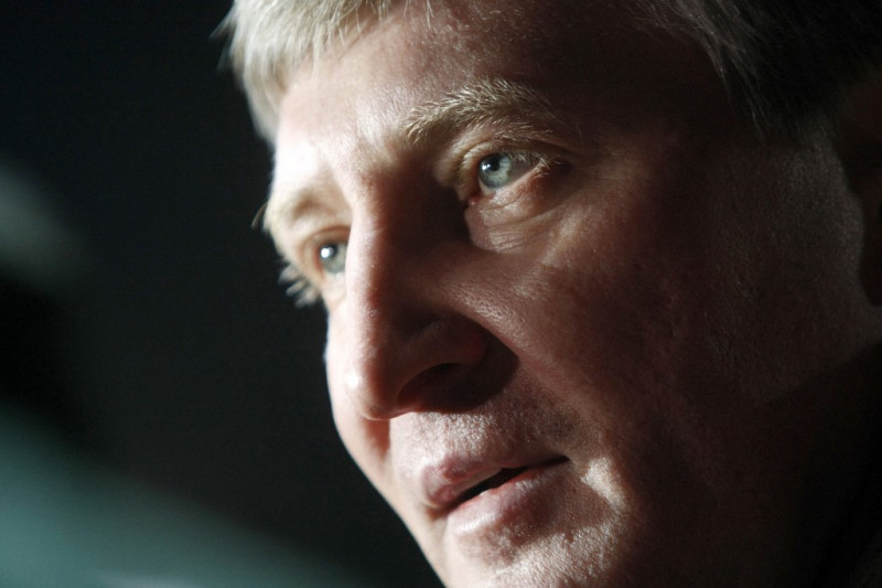 Ukraine’s richest man agrees to hand over media empire