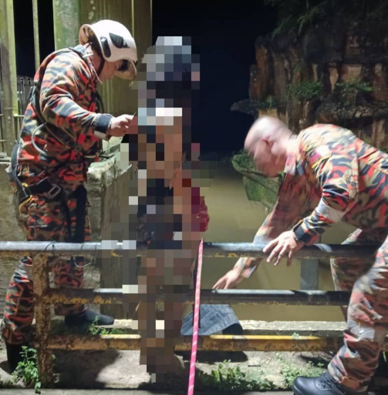 Firefighters save teen girl who fell into river in front of Sibu hotel